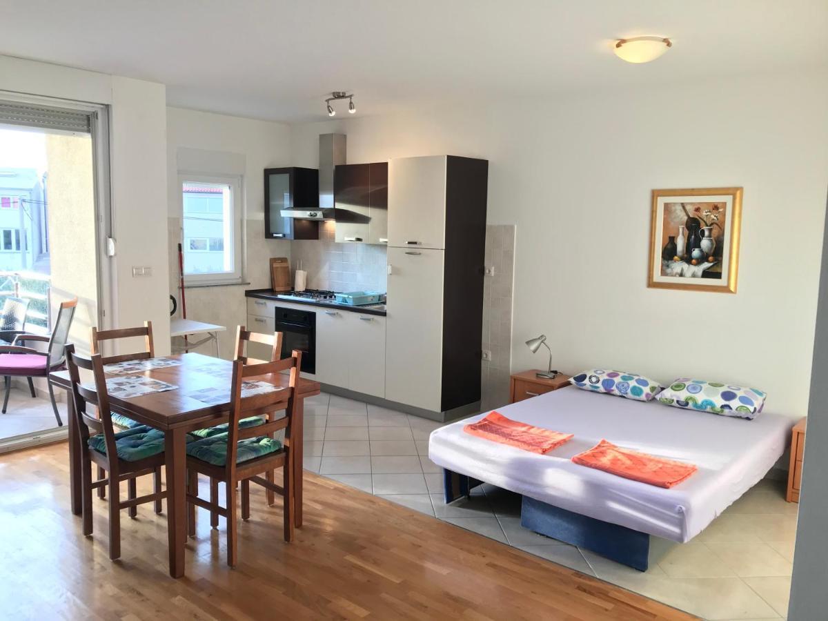 Gala Apartments أوميس المظهر الخارجي الصورة